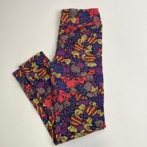 💕💕LULAROE ONE SIZE CANDY LEGGING. BUTTERY SOFT. 🍬VALENTINES ❤️